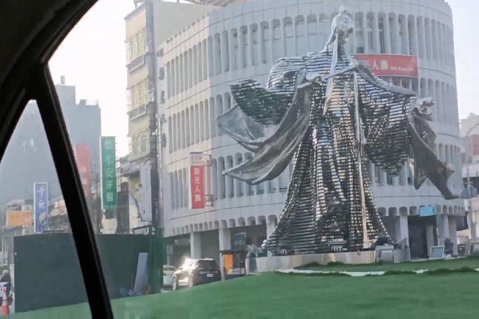 Huwei Roundabout Landmark — Su Huanzhen