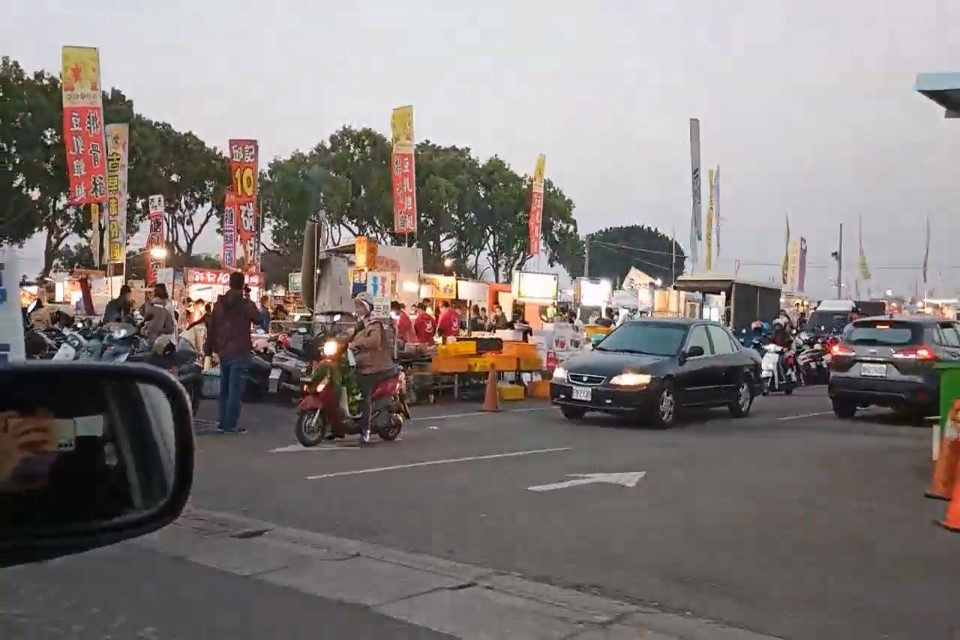 Taiwan Night Market — The Night Market at Opening Time