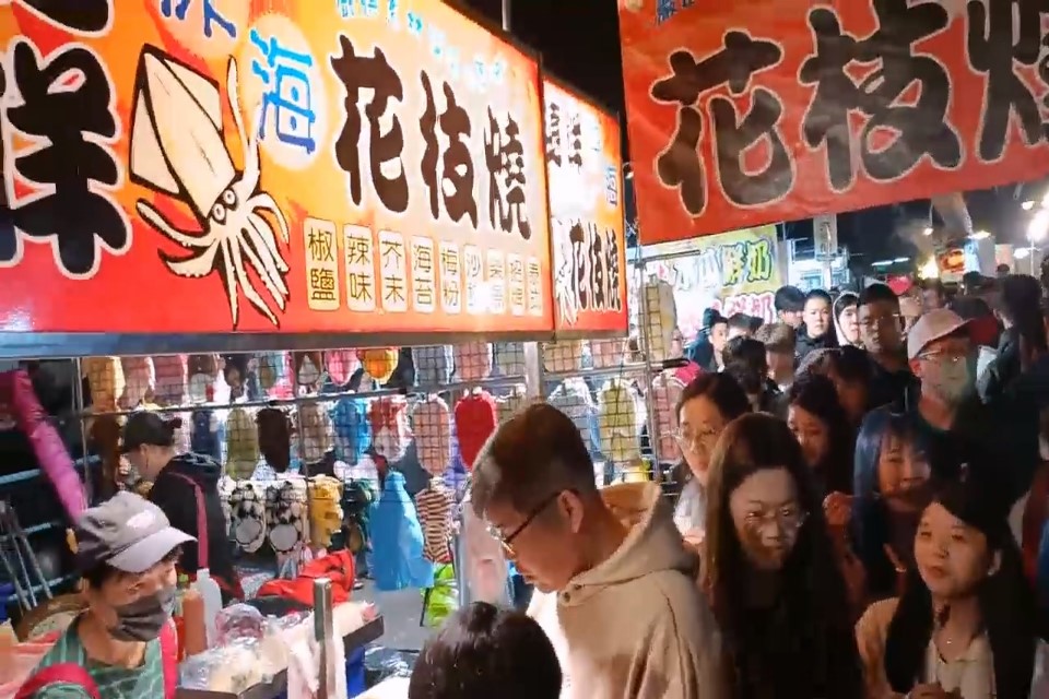 Taiwan Night Market Culture — Bustling Street Scenes